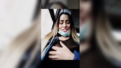 Areviklusine1 : une grosse éjaculation dans le bus