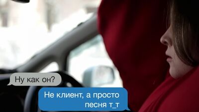 Кур'єра змусили працювати в костюмі