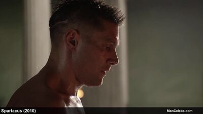 Manu Bennett pokazuje swoje nagie, umięśnione pośladki