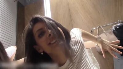 SI MASTURBA E VENI [porno, porno amatoriale, webcam, mulatte, latine, russe, mature, giovani, belle, sesso, mamma, sborrata dentro, figa, FFM