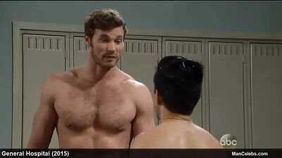 Derek Theler i seksowna dziewczyna bez koszuli po prysznicu