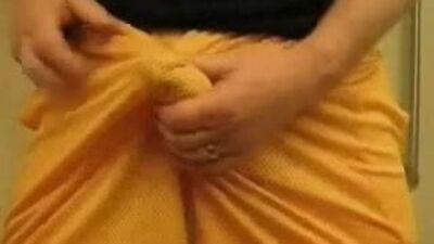 Die beste Wichs-Szene, durch die Netzshorts hindurch sichtbar, viel Sperma