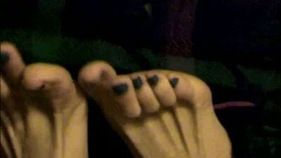 Los exóticos pies de la diosa Atlanta en el dedo meñique