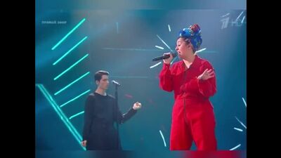 A atuação da cantora Manizha com a canção «Mulher Russa» no Canal Um