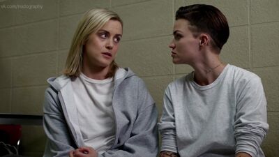 Taylor Schilling (Ruby Rose), Ruby Rose (Ruby Rose) - Orange is the New Black (2015) s03e09 Nue ? Lesbienne