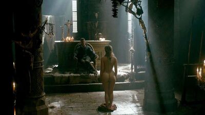 Alicia Agneson, fesses et seins nus dans « Vikings » - scandalplanetcom