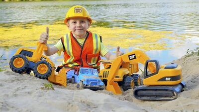 BUDOWLANIEC DANIK I CIĘŻARÓWKI NA PIASKU. MASZYNKI ROBOCZE NA PLAŻY RATUJĄ JEEP BRUDER. ZABAWA W ODGRYWANIE RÓL