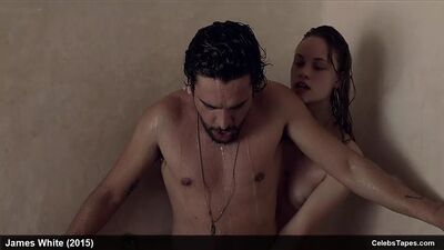 Makenzie desnuda y escenas de masturbación en la ducha