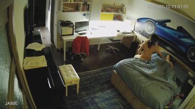 La mère se promène nue devant son fils