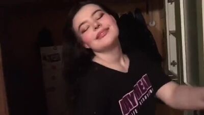 Faz sexo oral no amigo na frente de toda a gente