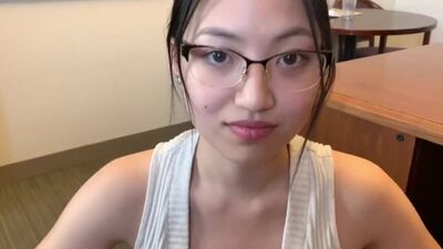 Die kleine Liliana vermasselt ihren ersten Tag im Büro (Porno, Sex, russisch, privat, selbstgedreht, Blowjob, Studentin, Abspritzen, Anal, Blowjob)
