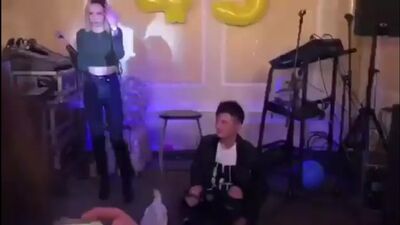 Atiraram uma galinha viva à Shurygina, que estava a cantar, e deram uma sova ao marido