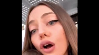 Катя Кіщук слухає трек lil aaron