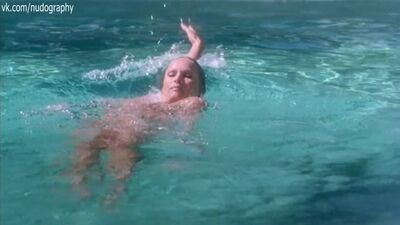 Ursula Andress nuda nel film "L'infermiera" (The Sensuous Nurse, 1975)