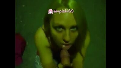 Uma jovem estudante russa, por causa de uma aposta, fez sexo e fez um broche no pátio da casa da mãe. Porno caseiro