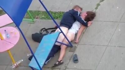 Alkoholiker haben Sex auf der Straße