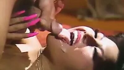 Mai Lin tem unhas compridas e bonitas