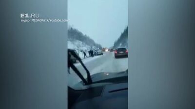 Sulla strada tra Ekaterinburg e Serov, una Renault si è schiantata contro un camion