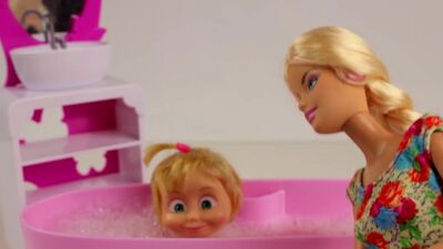 Masha et l'ours - Vidéos Barbie avec des poupées - Masha prépare une surprise - Vidéos avec des jouets