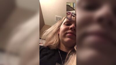 Un couple composé d'une blonde et de son petit ami dans une vidéo amateur où ils éjaculent tous les deux sur le visage