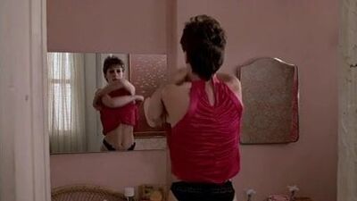 Jamie Lee Curtis change de place (seins nus)