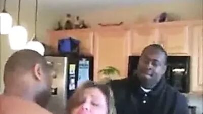 Uma mulher idosa e corpulenta recebe um grande pénis negro na presença do marido