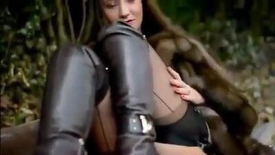 La ragazza più sexy, nuda sotto una pelliccia e con stivali e calze di nylon