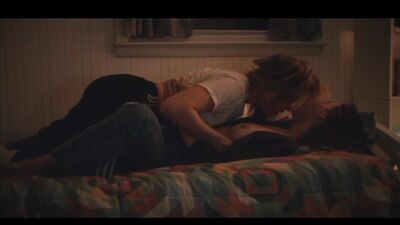 Chloe Grace Moretz em videoclipes lésbicos