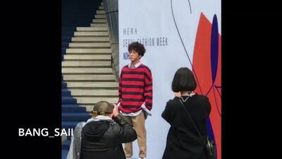 [FANCAM: WYDARZENIE PUBLICZNE] 170401 Yeonguk na „czerwonym dywanie” podczas „Seoul Fashion Week”. 0:01 Auto 0:21