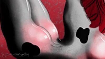 La vaca peluda agita sus enormes tetas delante de un gigante