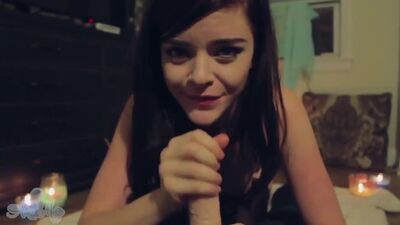 La guapa Ashe Maree tiene sexo con un muñeco. (una amiga con un consolador)