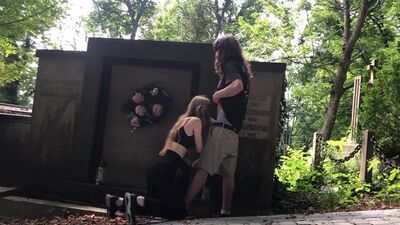 Ризикований швидкий секс на кладовищі: молода дівчина робить мінет і трахається! Приватне Домашнє Аматорське Amateur Sex