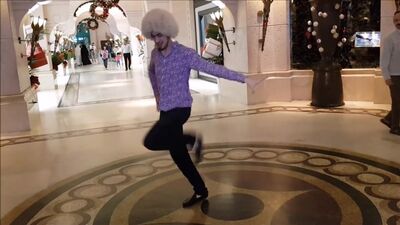 La danza lezginka chechena en un hotel de Dubái