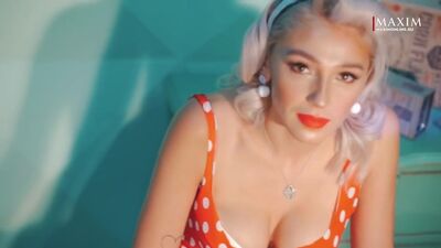 Настя Івлєєва оголилася у фотосесії журналу Maxim Росія, показала груди та продемонструвала фігуру без одягу — оголені блогерки_720p