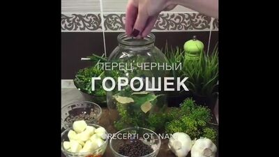 Pepinos em conserva (os ingredientes estão indicados na descrição do vídeo)