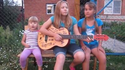Como cantam tão bem! A menina tem um talento incrível