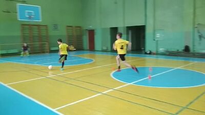 Técnica de domínio da bola, tanto parado como em movimento. Percepção da presença do adversário nas costas. Finalização do ataque de primeira