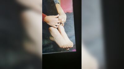 Ein Sperma-Tribut für die Füße von Victoria Justice