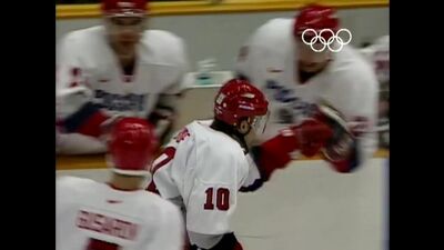 Jogos Olímpicos de Nagano 1998 – Meias-finais: Rússia – Finlândia 7:4. O «foguete russo» Pavel Bure. / Pavel Bure. Meias-finais dos Jogos Olímpicos de 1998 – Finlândia