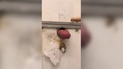 Me estoy follando un camión, parada en el Glory Hole y me corro