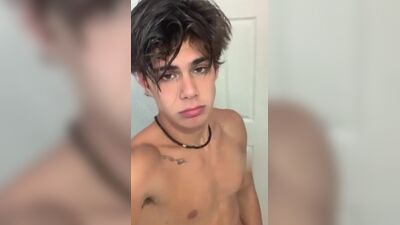 Um rapaz giro e sensual a masturbar-se na casa de banho
