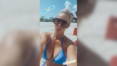 Dana Brooke, alias Ashley Mae Sebera, en bikini bleu, selfie