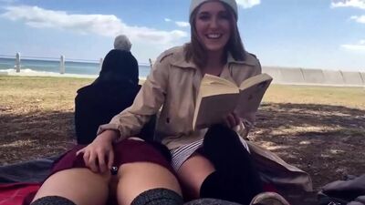 Opala się na plaży z korekiem analnym w tyłku razem z przyjaciółką