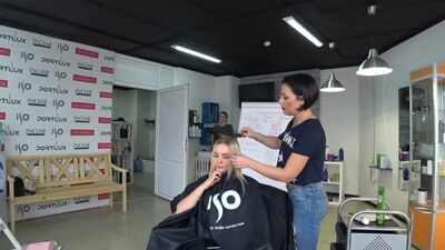 Une coloration blonde sans reflets jaunes. Un dégradé de couleur harmonieux. Une formation vidéo sur la coloration pour les débutants