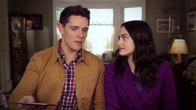 Die Schauspieler von „Riverdale“ versuchen, die verschlüsselten Titel von Musicals zu erraten