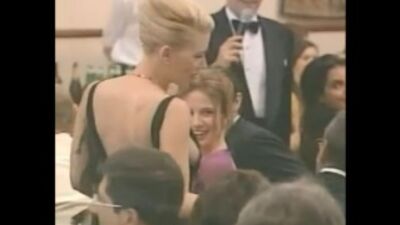 Scarlett Johansson – widok na bok piersi