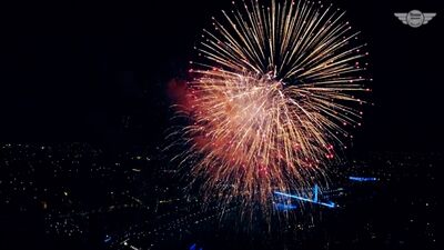 Acima dos telhados: Tyumen, 431 anos. Fogo de artifício no dia da cidade