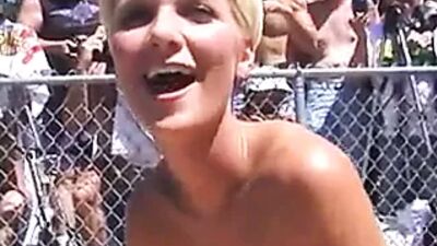 Une blonde aux cheveux courts est trempée