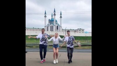 Anastasia Malysheva baila con una mezquita de Kazán al fondo