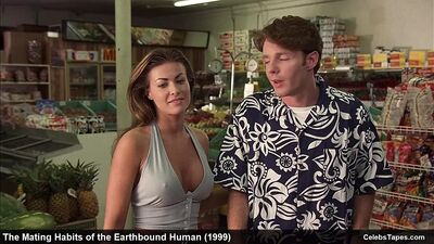 Cenas do filme com Carmen Electra em topless e lingerie sensual